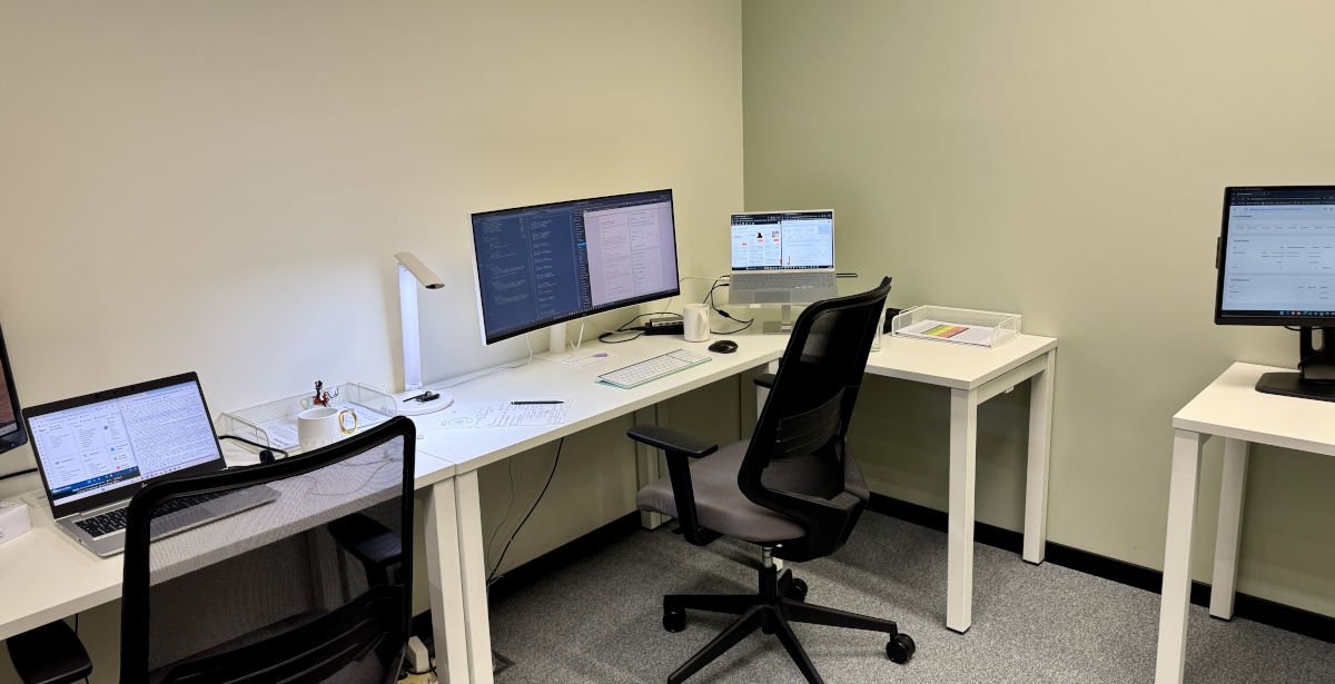 POficina de MiWebCorporativa.es en Madrid con tres ordenadores donde se diseñan y planifican las páginas web de clientes