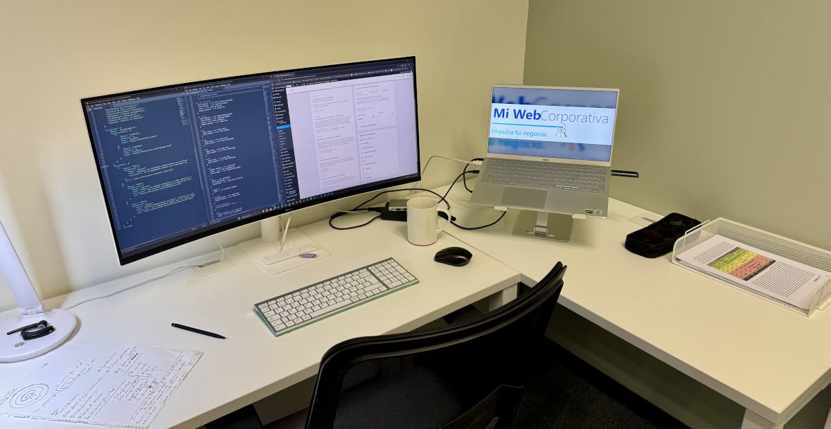 Espacio de trabajo personal de Yann Collot, consultor web en Madrid, con ordenador y materiales de planificación web