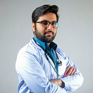 Retrato profesional del Dr. Javier Ruiz, cirujano implantólogo