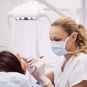 Retrato profesional de la Dra. María Gómez, odontóloga principal