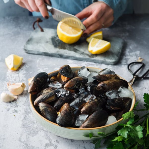 Clóchinas valencianas cocidas al vapor avec gajos de limón et hierbas aromáticas