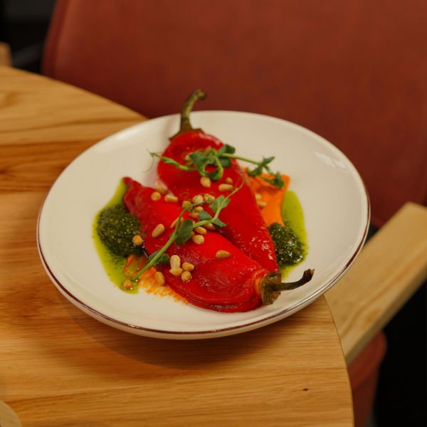 Esgarraet valenciano avec tiras de bacalao desalado et pimientos rojos asados, aliñado avec aceite de oliva