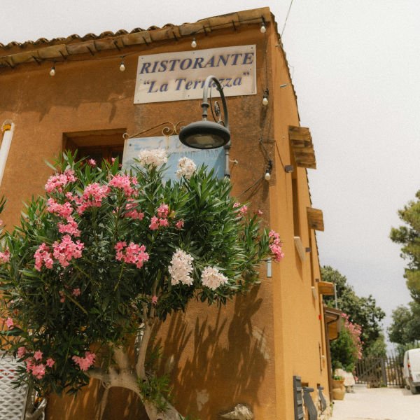 Façade traditionnelle méditerranéenne du restaurant Casa de la Huerta dans le barrio de Ruzafa, Valencia