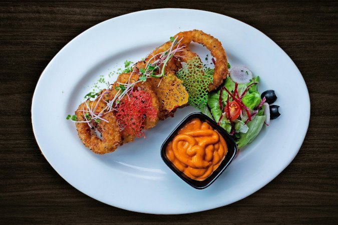 Puntilla de calamar frite jusqu'à être dorée et crujiente, servie avec alioli casero